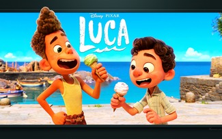 Luca et Alberto mangeant une glace - image de fond d'écran du dessin animé Luca.